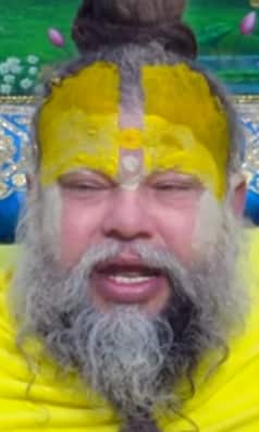 प्रेमानंद महाराज की सलाह-  मंदिर में भूल कर भी न करें ये गलती