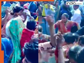 मेले में महिलाओं का हाई-वोल्टेज ड्रामा, बाल पकड़कर की हाथापाई, फिर जमकर बरसे चप्पल | Video