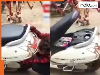 Chor Ka Video: चोर ने बिना चाबी खोल दी स्कूटी की डिग्गी, टायर के नीचे हाथ लगाया और खुल गया लॉक | देखें वीडियो
