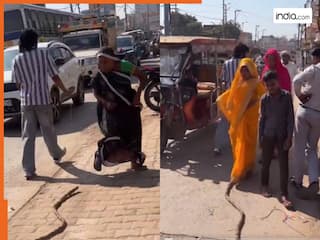Snake Prank Video: नकली सांप लेकर बाजार में निकला शख्स, फिर जो हो गया बार-बार देखेंगे | देखें वीडियो