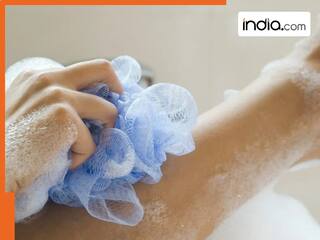 आप भी करते हैं लूफा, प्लास्टिक कंघी, नोज स्ट्रिप्स इन सब का इस्तेमाल? तो रुक जाइए, ये पहुंचा रहे हैं आपकी स्किन को नुकसान!