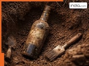 खुदाई के दौरान मिट्टी से लतपथ मिली रहस्यमयी शराब की बोतल, जिसमें छिपा 150 साल पुराना बेशकीमती खजाना
