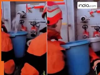 बाल्टी में पानी लेकर पहुंचे पाकिस्तानी फायरफाइटर्स, VIDEO देखकर हैरान रह गए लोग