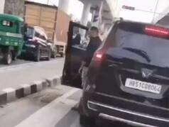 VIDEO: SUV से निकला फिर लाल बत्ती पर ही पेशाब करने लगा शख्स, हैरान कर देगा ये वीडियो