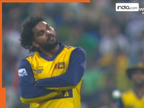 अपने घर पर टी20 वर्ल्ड कप में खेल रहे श्रीलंका को तगड़ा झटका लगा है. टीम के स्टार लेग स्पिनर वनिंदु हसरंगा टूर्नामेंट से बाहर हो गए हैं.