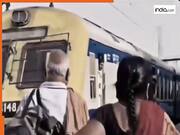 Train Ka Video: ट्रेन खुल गई मगर चढ़ नहीं सके बुजुर्ग, फिर ड्राइवर ने जो किया देखकर दिल हार गया इंटरनेट | देखें वीडियो