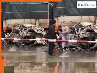 चमत्कार भईल बा चमत्कार भईल बा... एक्सीडेंट में पिचकी हुई कार से खुद चलकर बाहर आया शख्स | हिला देगा VIDEO