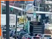 VIDEO: चलती सड़क पर प्लेन की क्रैश लैंडिंग, मची अफरा-तफरी, कई कारों को मारी टक्कर