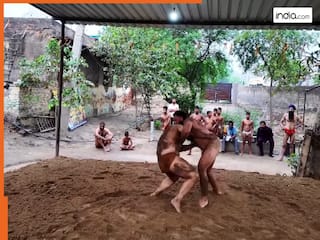 Pehalwan Ka Video: देसी पहलवान का जोर देख हिल गया विदेशी रेसलर, पिटकर पूछा क्या खाते हो भाई | देखें वीडियो