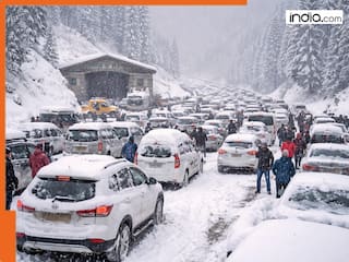 Heavy snowfall in Himachal leaves over 1,000 vehicles trapped at Atal Tunnel stretch, rescue teams rush to clear massive traffic jam