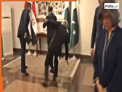 Pakistan Ka Video: विदेशी मेहमानों से मिलने पहुंचे पाकिस्तान के विदेशी मंत्री, तभी औंधे मुंह गिर पड़े | देखें वीडियो