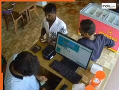 मौका मिलते ही चोर बन गया शरीफ आदमी, मोबाइल उठाया और भाग निकला | देखें VIDEO
