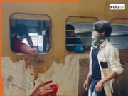 महिला को कमजोर समझकर फोन छीनने लगा बदमाश, मगर इतनी मार पड़ी ठीक से चल भी नहीं पाया