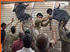 Chor Ka Video: बड़ी चालाकी से क्लीनिक में घुस रहा था चोर, मगर शटर में ही फंस गया बेचारा