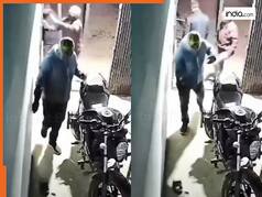 Chor Ka Video: बत्ती बुझाने की बजाय चोरों ने बजा दी डोर बेल, फिर जो हुआ कोई रोता भी हंस देगा आज | देखें वीडियो