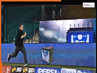 PSL Viral Video: पीएसएल में दिखा गजब का सीन, बीच मैच में दर्शक को दौड़ाकर दे दिया अवॉर्ड | देखें वीडियो