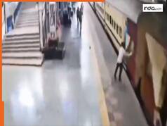 Train Ka Video: चलती ट्रेन को पकड़ने की कोशिश में बुरा फंसा शख्स, जो हुआ रोंगटे ही खड़े हो जाएंगे | देखें वीडियो