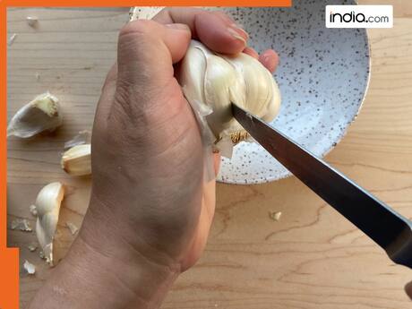 लहसुन को छीलने में लगते हैं घंटों? आजमाकर देखें ये जादुई ट्रिक, मिनटों में हो जाएगा काम