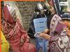 Women Fight Video: 'तेरी खोपड़ी तोड़ दूंगी...' ऐसा बोलकर भिड़ गईं दो दादियां | देखें वीडियो