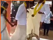 Dulha Dulhan Ka Video: फेरों के दौरान अचानक खुल गई दूल्हे की धोती, चाहकर भी हंसी ना रोक सकी दुल्हन | देखें फनी वीडियो