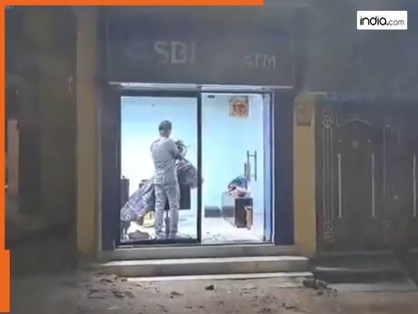 शख्स ने SBI के बंद पड़े एटीएम में ही खोल दी नाई की दुकान, हैरान कर देगा ये वायरल वीडियो