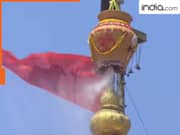 'कलशस्य मुखे विष्णुः'... एक कलश में कैसे समाया है पूरा ब्रह्मांड? कुंभाभिषेक के इस श्लोक में छिपे हैं गहरे राज