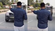 Viral Video Today: बिना नंबर प्लेट के निकली पुलिस की गाड़ी, फिर शख्स ने जो किया देखते रह जाएंगे | देखें वीडियो
