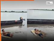 Magarmach Ka Video: लड़के ने सीधा मगरमच्छ से ही कर ली दोस्ती, फिर पानी में जो दिखा यकीन ना करेंगे | देखें वीडियो