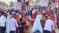 पहले चले लात-घूंसे फिर बाल खींचकर लटक गई महिला, पहले नहीं देखा मारपीट का ऐसा वीडियो