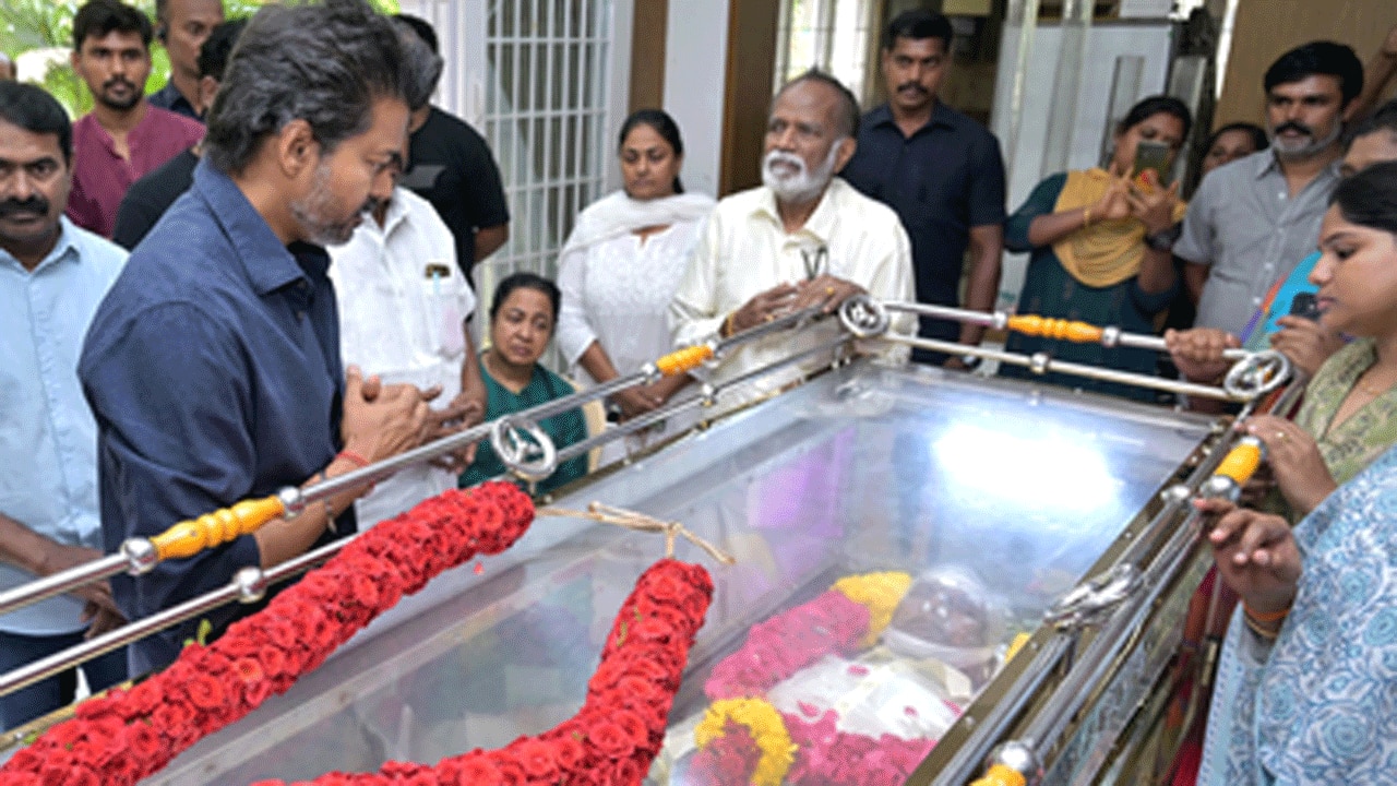 CM Vijay ने दी भारथीराजा को श्रद्धांजलि, तमिल सिनेमा के दिग्गज को नम आंखों से याद कर रहे सितारे