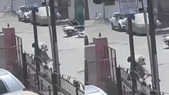 Viral Video: भगवान के दर्शन करके लौट ही रहीं थीं बुजुर्ग, तभी बदमाश आया और झपटकर ले गया लाखों की चैन