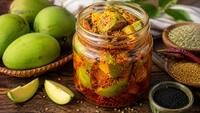 इस बार सिंपल छोड़िए! खाने का स्वाद बढ़ाने के लिए घर पर बनाएं भरवां आम का अचार, बच्चों को भी आएगा खूब पसंद