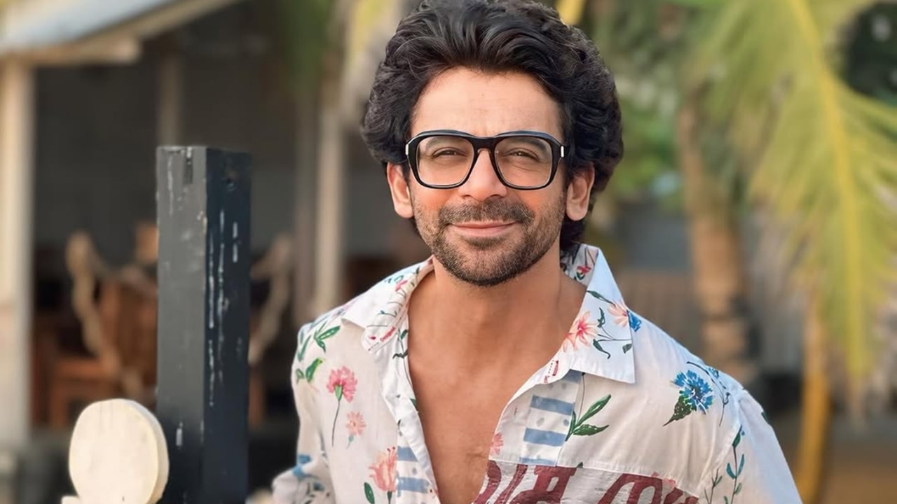 Sunil Grover spends night at Ganga Ghat with devotees, video goes viral