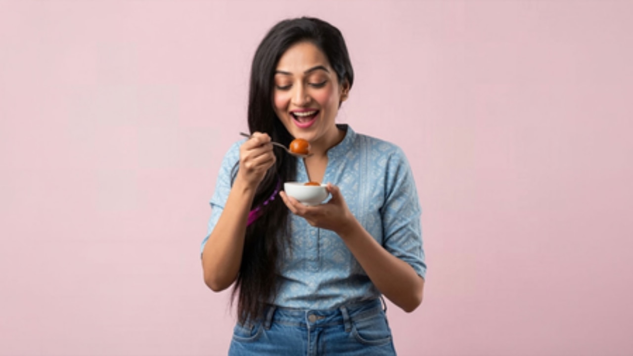 सुबह, दोपहर या रात? आखिर कब खाना चाहिए मीठा, डॉक्टर ने बताया सबसे सही समय