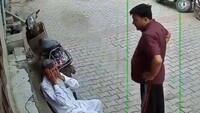 कुर्सी पर बैठे बुजुर्ग पिता को पहले थप्पड़ मारा फिर मारा मुक्का, झकझोर कर रख देगा सहारनपुर का ये वीडियो
