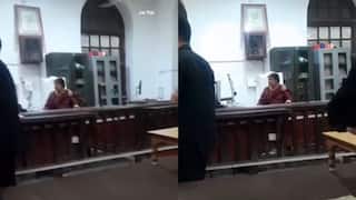 VIDEO: चुपके से जज की कुर्सी पर बैठ गई महिला, ऑर्डर-ऑर्डर करके बोली- चलो सबूत दिखाओ