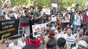 Cockroach Janta Party: जंतर मंतर पर भीड़ जमा.. अमेरिका से दिल्ली आए अभिजीत दिपके, विरोध प्रदर्शन को दिल्ली पुलिस की मंजूरी
