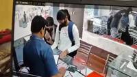 जूलरी शॉप को लूटने पहुंच गईं दो लड़कियां, मौका मिलते ही छिड़क दिया पेपर स्प्रे | देखें पटना का ये वीडियो