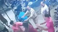 Maharajganj Viral Video: दारोगा के सामने ही मारपीट करने लगे लोग, चाहकर भी कुछ ना कर सके बेचारे | देखिए