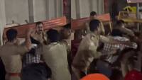 Shocking Video: हनुमान मंदिर में दर्शन के लिए गए शख्स को पुलिसकर्मियों ने पीटा, प्रयागराज का वीडियो हुआ वायरल