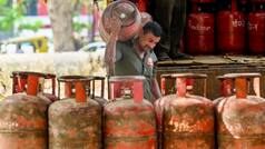 उज्ज्वला योजना में बड़ा बदलाव: अब साल में सिर्फ 4 सिलेंडर पर मिलेगी सब्सिडी, जानिए क्या है वजह