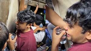 Shocking Video: पानी से भरा गिलास लेकर लोकल ट्रेन में चढ़ा शख्स, अनोखे चैलेंज का वीडियो हुआ वायरल | देखिए