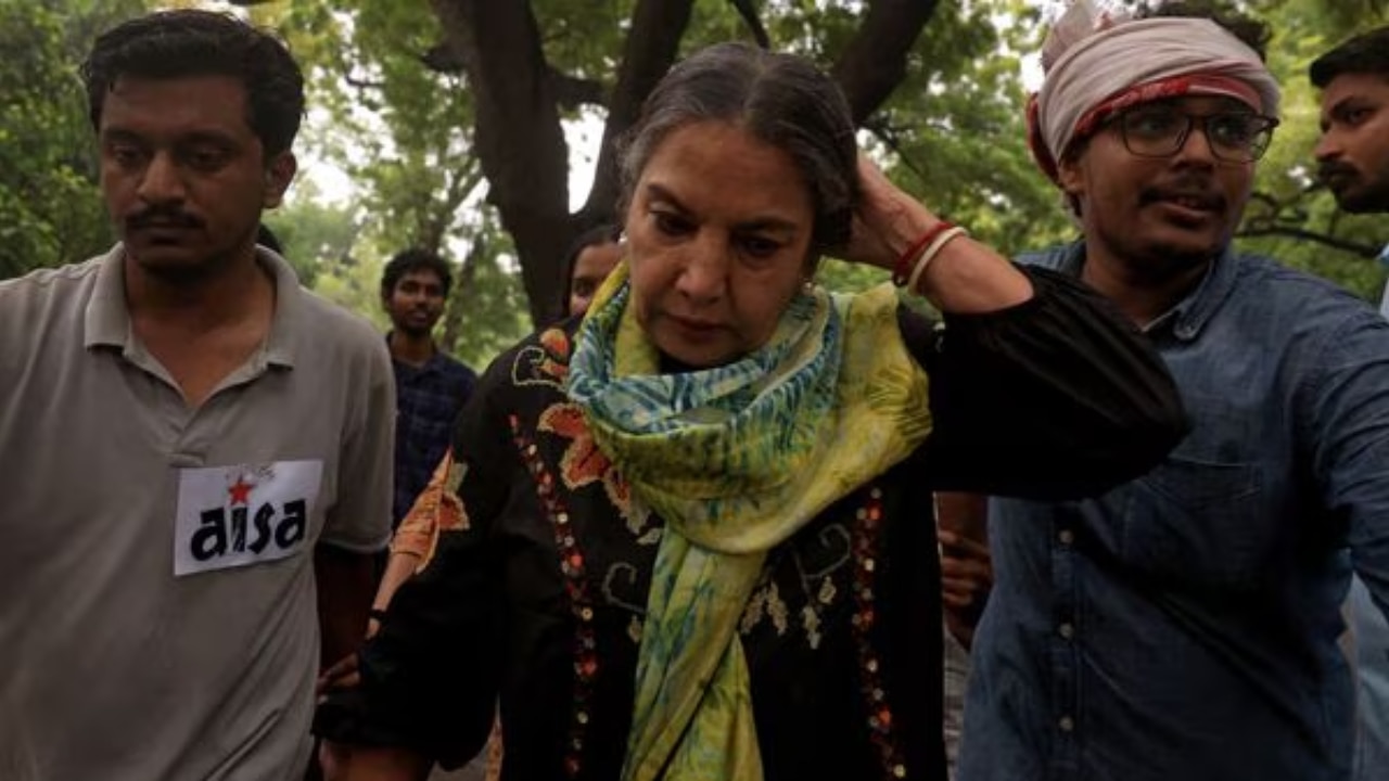 Shabana Azmi's health deteriorates during CJP's Chalo Sansad march in Delhi; Video goes viral