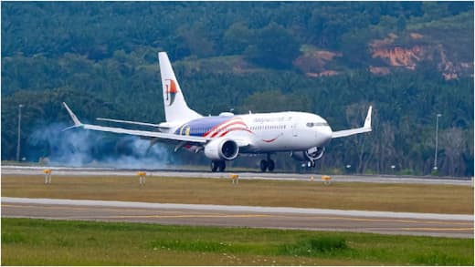 Laser light disorients pilot, Malaysia Airlines flight approaching Kolkata circles before landing