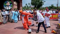 Opinion: विपक्ष का संसद में 'नाटक' बैकफायर करेगा, यूपी में बढ़ता आक्रोश और सनातन रक्षा की लहर
