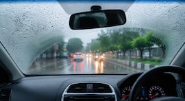 बारिश में कार का शीशा हो जाता है धुंधला, अपनाएं ये आसान ट्रिक्स तुरंत हो जाएगा साफ