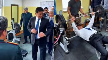 Mongolian president removes jacket, bench presses 100 kg for 20 reps | Viral