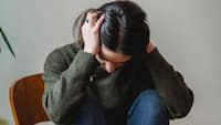 मानसिक तनाव बढ़ने लगता है तो शरीर में दिखते हैं ये 5 संकेत, गलती से भी न करें नजरअंदाज