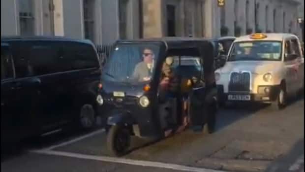 'UK ma riksha aavi gai chhe': Anand Mahindra's London auto-rickshaw video draws reverse colonisation jokes online