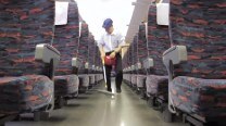 How Japanese crew clean the Shinkansen trains in seven minutes flat – Watch Video! How Japanese crew clean the Shinkansen trains in seven minutes flat – Watch Video!
